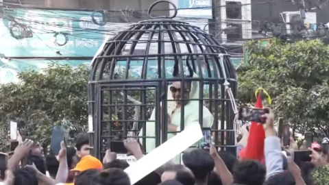 বিএনপির শোভাযাত্রায় খাঁচা বন্দি শেখ হাসিনা। ছবি: সংগৃহিত 