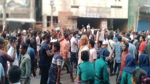 গুলিস্তানে আ.লীগ কার্যালয়ের সামনে বিএনপি নেতাকর্মীদের অবস্থান।ছবি :সংগৃহীত 