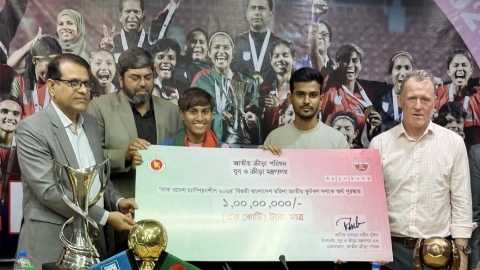 পুরস্কারের চেক তুলে দিচ্ছেন উপদেষ্টা আসিফ।ছবি: সংগৃহীত 