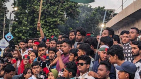 রাজু ভাস্কর্যের সামনে বিক্ষোভ করছে শিক্ষার্থীরা।ছবি: সংগৃহীত 