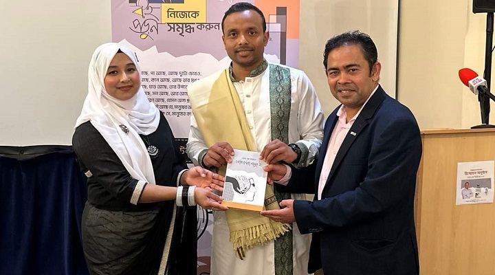 এবার তোরা মানুষ হ কাব্যগ্রন্থের লেখক ওমর এফ নিউটন। ছবি: প্রতিনিধি