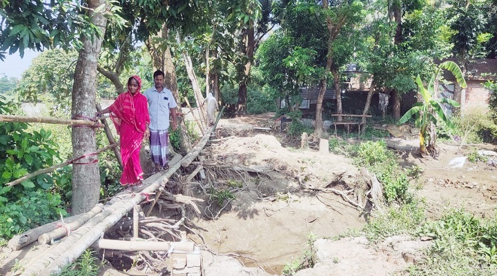 ছবি: রাউজানে বন্যায় ভাঙ্গা এলজিইডির সড়কে সাকোঁ দিয়ে পারাপার করছেন স্থানীয় বাসিন্দারা।