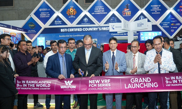 এটিএস এক্সপো’র সমাপনী দিনে ওয়ালটনের নতুন মডেলের ভিআরএফ এসি উদ্বোধন করছেন বাণিজ্য এবং বস্ত্র ও পাট উপদেষ্টা সেখ বশির উদ্দিনসহ অন্য অতিথিবৃন্দ।