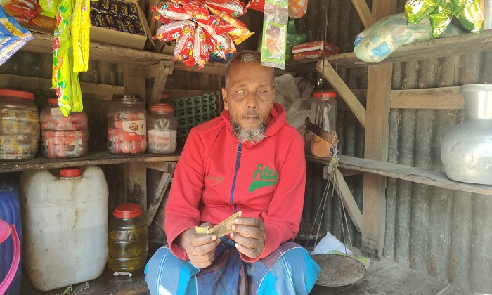 মুদী ব্যবসায়ী ইউনুস আলী। ছবি: খোলা কাগজ