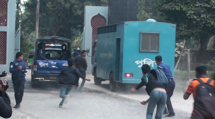 সাবেক কৃষিমন্ত্রীর দিকে ডিম মারলেন শিক্ষার্থীরা