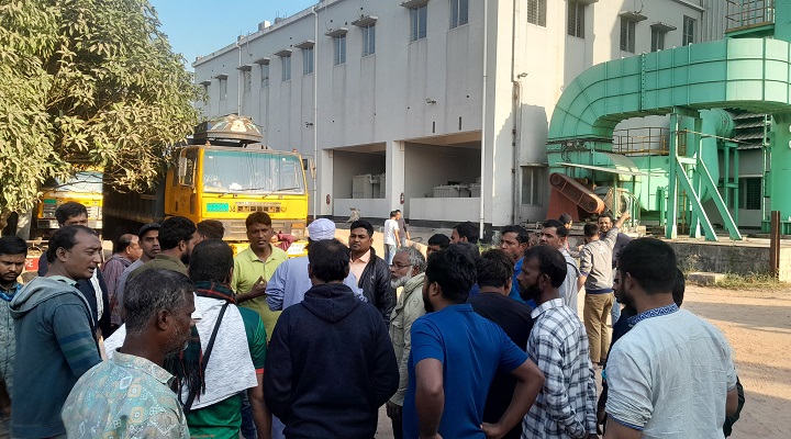 এস আলমের ৬ কারখানা বন্ধ ঘোষনায় শ্রমিকদের বিক্ষোভ