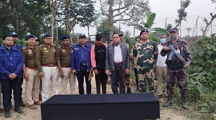 মরদেহ হস্তান্তর । ছবি: প্রতিনিধি