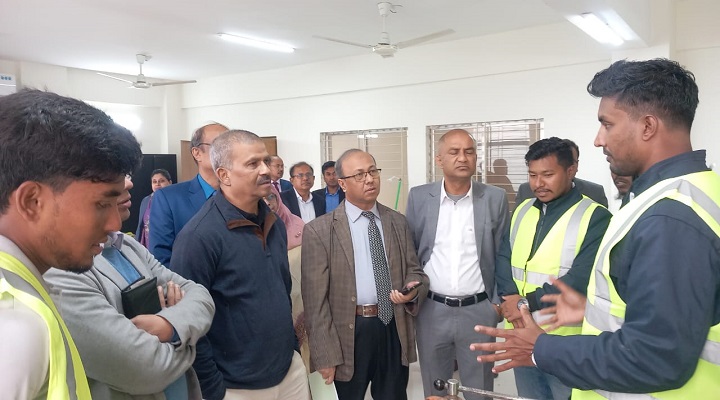 প্রবাসী কল্যাণ ও বৈদেশিক কর্মসংস্থান মন্ত্রণালয়ের উপদেষ্টা ড. আসিফ নজরুল।