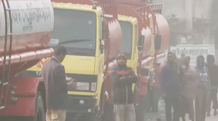 চতুর্থ দিনে কর্মবিরতি প্রত্যাহার, ডিপো থেকে তেল উত্তোলন শুরু