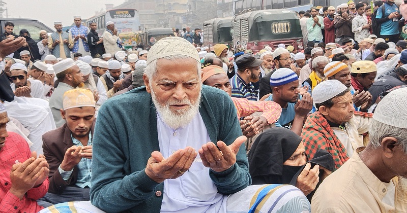 ইজতেমা ময়দানে আখেরি মোনাজাতে অংশ নেন লাখো মুসল্লি। ছবি: প্রতিনিধি