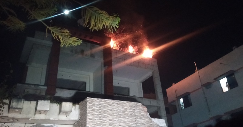 মাহবুবুল আলম হানিফের বাড়ি ভাঙচুর চালাচ্ছে হাজারো ছাত্র-জনতা। ছবি: প্রতিনিধি