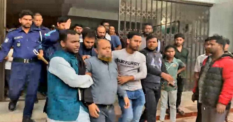 ম্যুরাল ও ফলক ভাঙচুরের সময় পুলিশ হেফাজতে পৌর কর্মচারি। ছবি: প্রতিনিধি