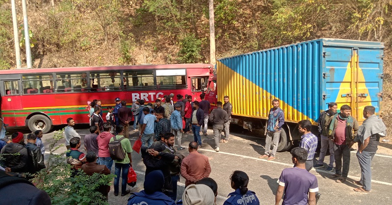 বিআরটিসি বাস ও কভার্ড ভ্যানের মুখোমুখি সংঘর্ষে আহত ৪