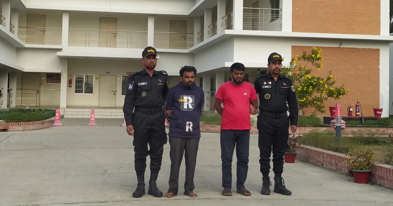গ্রেফতার প্রতারক চক্রের দুই সদস্য। ছবি: প্রতিনিধি