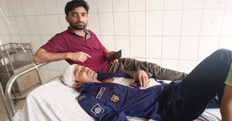 আহত দাউদকান্দি থানার উপ পুলিশ পরিদর্শক মহসীন হোসেন। ছবি: প্রতিনিধি