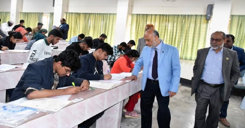 বাকৃবি কেন্দ্রে ঢাবির ভর্তি পরীক্ষা | ছবি: প্রতিনিধি