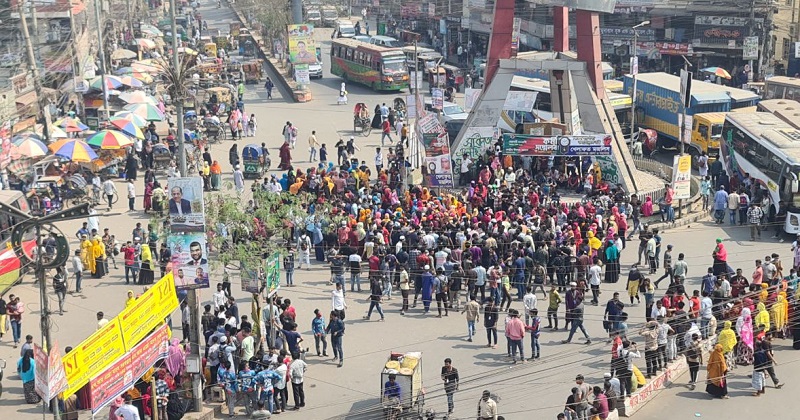 চাষাড়ায় পোষাক শ্রমিকদের সড়ক অবরোধ। ছবি: প্রতিনিধি