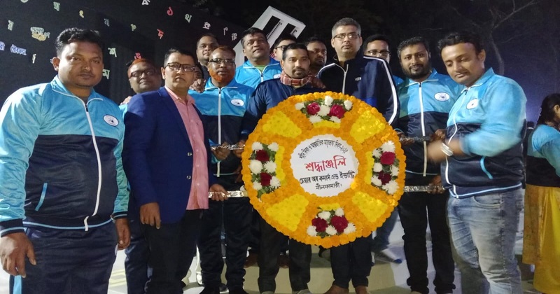 নীলফামারীতে কেন্দ্রীয় শহিদ মিনারে ফুল দিয়ে শহিদদের প্রতি শ্রদ্ধা নিবেদন। ছবি: প্রতিনিধি
