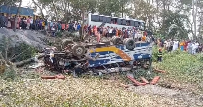 নিয়ন্ত্রণ হারিয়ে রাস্তার পাশে খাদে পড়ে থাকা বাস। ছবি: প্রতিনিধি