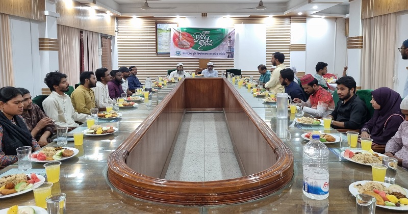 প্রক্টর কার্যালয়ের সভাকক্ষে দোয়া ও ইফতার মাহফিল। ছবি: প্রতিনিধি