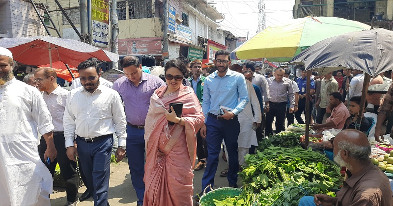 বান্দরবানে দ্রব্যমূল্য নিয়ন্ত্রণে বাজারে নামলেন জেলা প্রশাসক