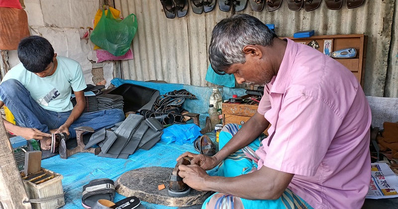 পাদুকা কারিগর। ছবি: প্রতিনিধি