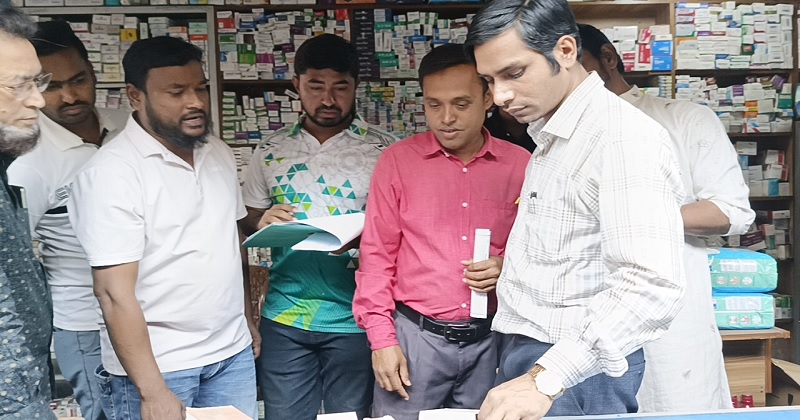 ফার্মেসীতে ভোক্তা অধিকারের অভিযান। ছবি: প্রতিনিধি