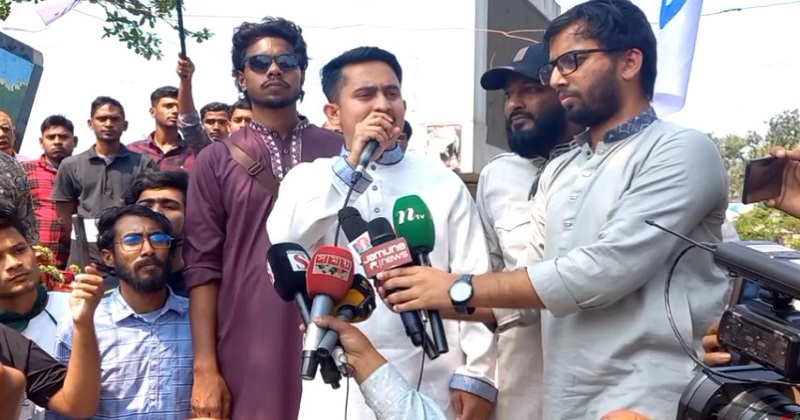 সোমবার পঞ্চগড়ের দেবীগঞ্জ উপজেলার বিজয় চত্বরে এক পথসভায় বক্তব্য দেন জাতীয় নাগরিক পার্টির মুখ্য সংগঠক (উত্তরাঞ্চল) সারজিস আলম | ছবি : খোলা কাগজ 