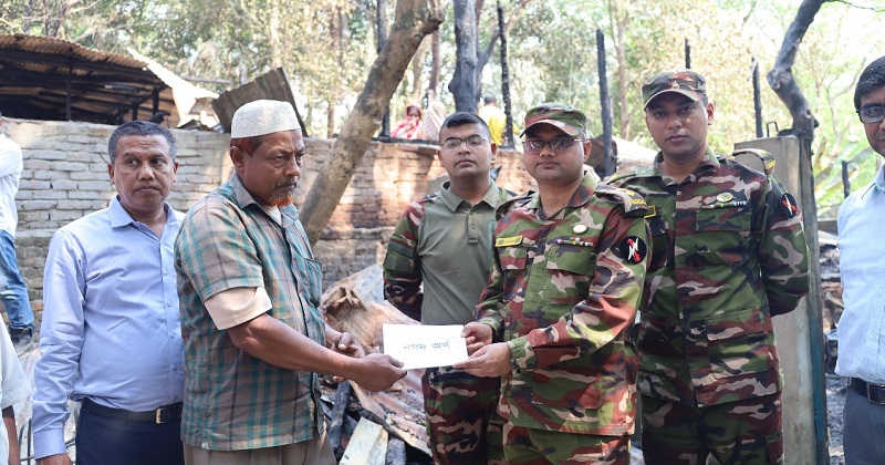 বান্দরবান সেনা জোনের মানবিক সহায়তা। ছবি : প্রতিনিধি