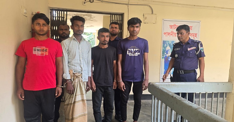 গ্রেফতারকৃত আসামিরা। ছবি : প্রতিনিধি