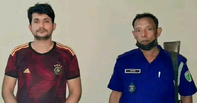 টিকেট কালোবাজারী বুকিং সহকারি মাজহারুল ইসলাম। ছবি: প্রতিনিধি