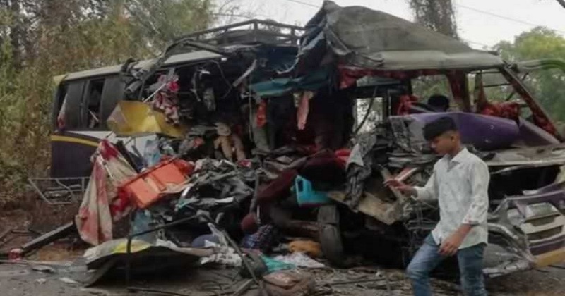 চট্টগ্রামের লোহাগাড়া উপজেলায় চট্টগ্রাম-কক্সবাজার মহাসড়কে দুর্ঘটনাটি ঘটে | ছবি : খোলা কাগজ