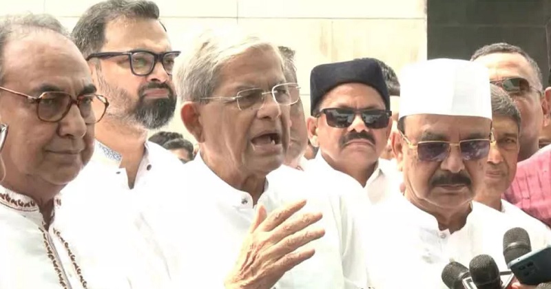 বিএনপির প্রতিষ্ঠাতা জিয়াউর রহমানের কবর জিয়ারতের পর সাংবাদিকদের সঙ্গে কথা বলছেন বিএনপি মহাসচিব মির্জা ফখরুল ইসলাম আলমগীর | ছবি : সংগৃহীত  