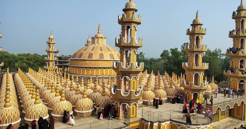 ঈদুল ফিতর উপলক্ষে টাঙ্গাইলের গোপালপুর উপজেলার পাথালিয়ায় নির্মাণাধীন এই জামে মসজিদ কমপ্লেক্স দেখতে দর্শনার্থীদের উপচেপড়া ভিড় জমেছে।