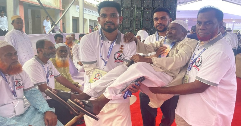 দরবেশগঞ্জ উচ্চ বিদ্যালয়ের ৭৫ বছর পূর্তি উৎসব অনুষ্ঠানে এক প্রাক্তন ছাত্র কোলে চড়ে আসেন অনুষ্ঠানস্থলে।