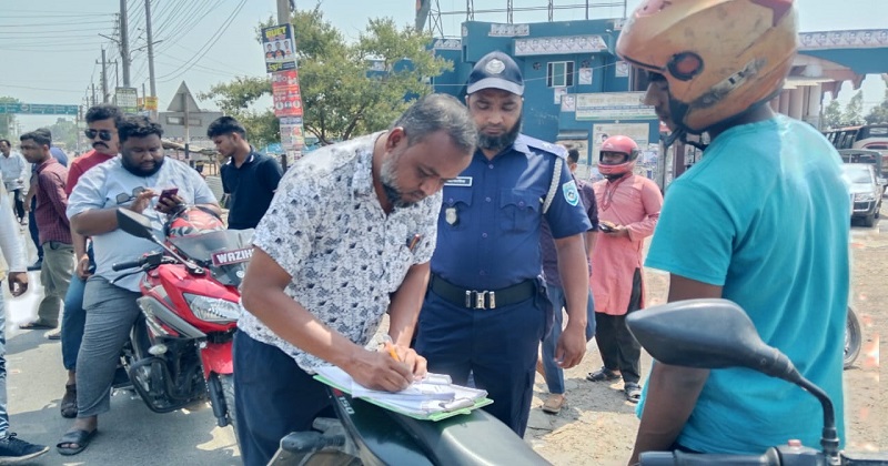 বৃহস্পতিবার দুপুরে জেলা প্রশাসনের নির্বাহী ম্যাজিস্ট্রেট সায়ীদ মুহাম্মদের নেতৃত্বে বাস টার্মিনাল, জেলা শহরের দূরপাল্লার বিভিন্ন কোচ কাউন্টার এবং পাঁচমাথা মোড়ে এই অভিযান পরিচালিত হয়। 