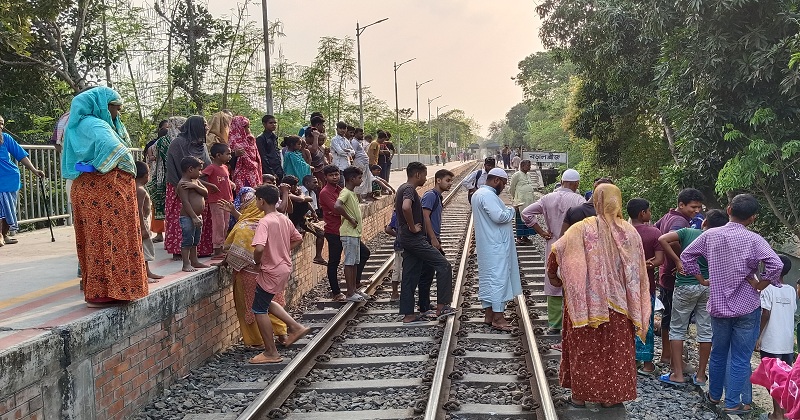 ভাঙ্গুড়ায় ট্রেনে কাটা পড়া ব্যক্তিকে দেখতে ভিড় জমায় এলাকাবাসী। ছবি: খোলা কাগজ