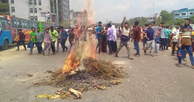 রূপগঞ্জে আইনশৃঙ্খলা বাহিনীর সাথে শ্রমিকদের দফায় দফায় সংঘর্ষ, আহত ৫০