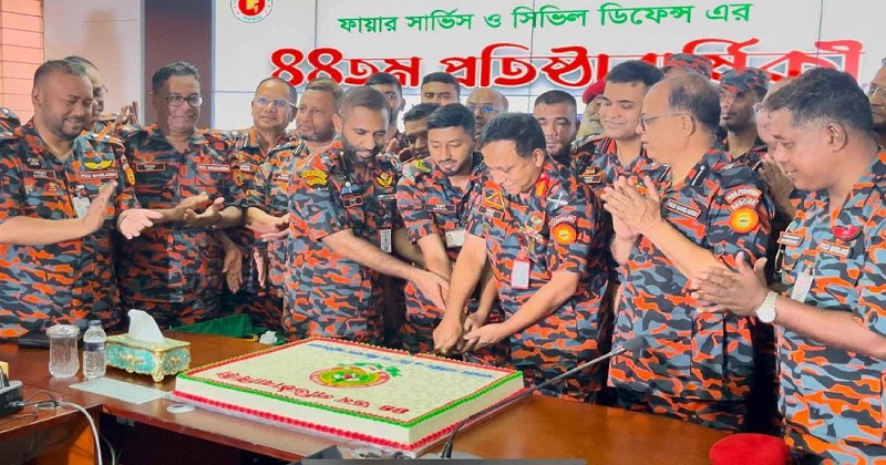 কেক কেটে ফায়ার সার্ভিসের ৪৪তম প্রতিষ্ঠাবার্ষিকী উদযাপন। ছবি : সংগৃহীত