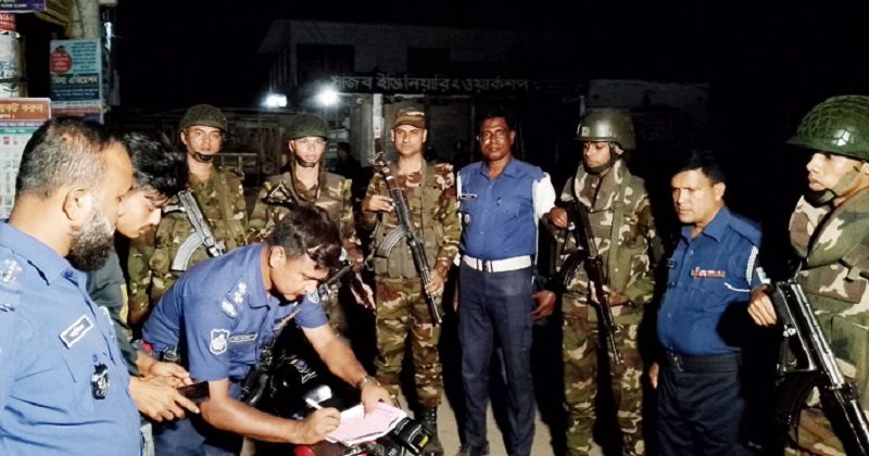কালিয়ায় যৌথ বাহিনীর অভিযান। ছবি : প্রতিনিধি