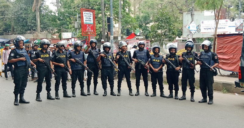 মার্চ ফর গাজাকে ঘিরে কঠোর নিরাপত্তায় আইনশৃঙ্খলা বাহিনীর সদস্যরা। ছবি : প্রতিনিধি