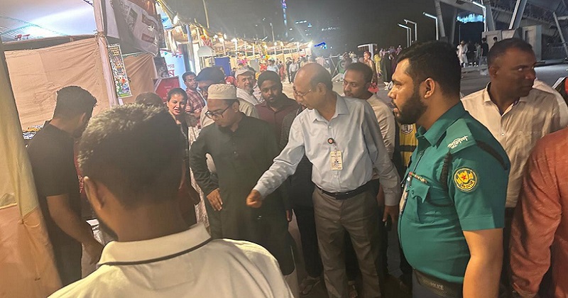 হাতিরঝিলে বৈশাখী মেলা পরিদর্শনে রাজউক চেয়ারম্যান ইঞ্জিনিয়ার মো. রিয়াজুল ইসলাম। ছবি : প্রতিবেদক