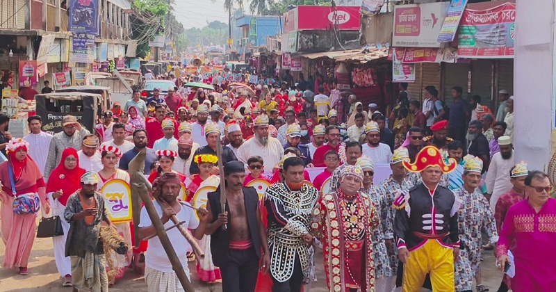 ঈশ্বরগঞ্জ উপজেলা প্রশাসনের আয়োজনে বর্ণাঢ্য বর্ষবরণ আনন্দ শোভাযাত্রা। ছবি: খোলা কাগজ 