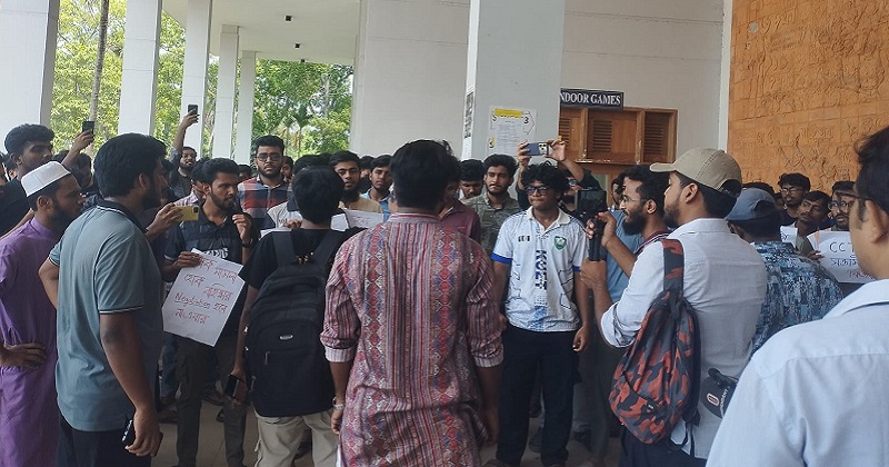 কুয়েটে আন্দোলনরত শিক্ষার্থীরা। ছবি : প্রতিনিধি