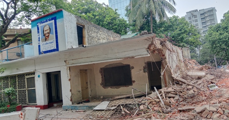 কবি রফিক আজাদের ধানমন্ডির বাড়িটি ভেঙে ফেলা হচ্ছে