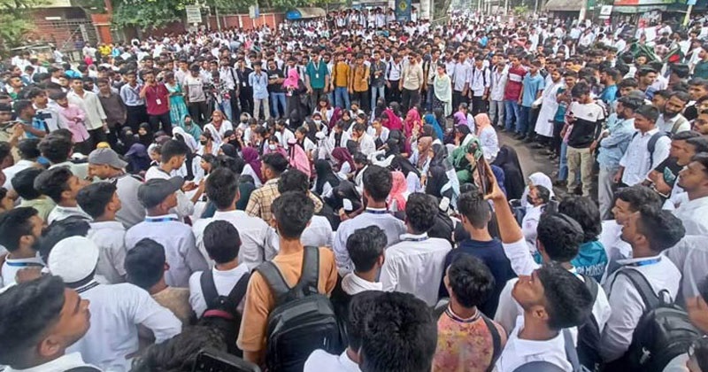 রেল অবরোধ কর্মসূচি শিথিল, শিক্ষা উপদেষ্টার সঙ্গে বৈঠকে শিক্ষার্থীরা