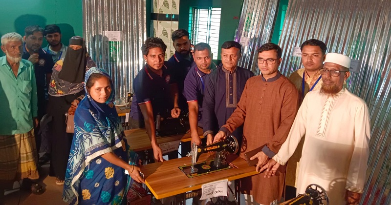 লোহাগাড়া প্রবাসী মানবিক ফাউন্ডেশনের উপহারসামগ্রী বিতরণ