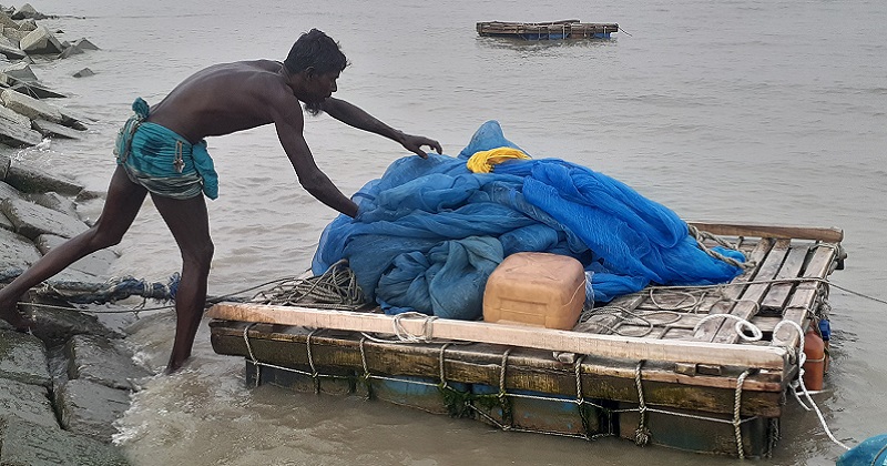 বাগদা ও গলদা রেনু শিকারের প্রস্ততি নিচ্ছেন জেলে। ছবি : প্রতিনিধি
