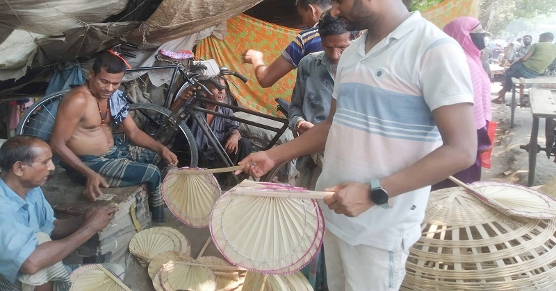 ছবিটি উপজেলা সদর আড়পাড়া বাজার থেকে তোলা। ছবি: খোলা কাগজ 