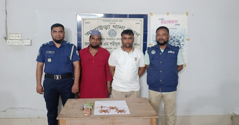তাজা গুলিসহ গ্রেফতার মো. হেলাল ও মো. পলাশ। ছবি : প্রতিনিধি